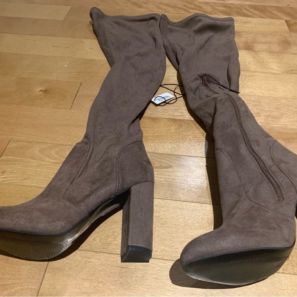 Over the knee suede boots.  Size 7 - Picture 5 of 7